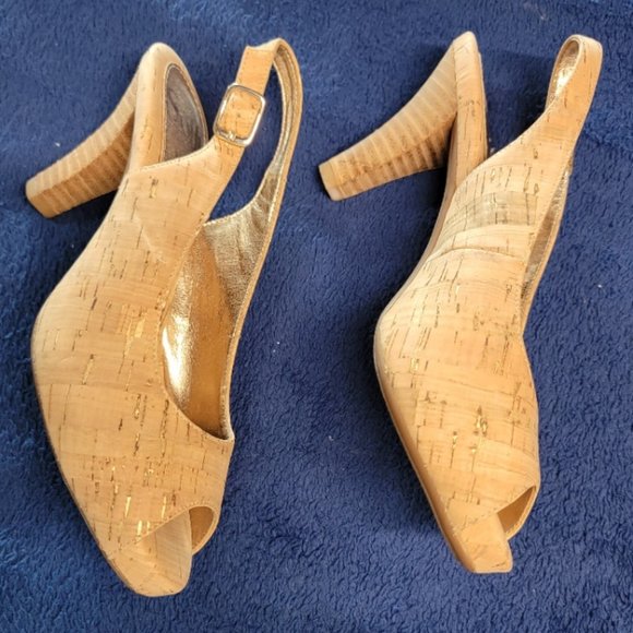 Sofft Tan Cork open toe shoe with a 2 in heal and Gold accents Size 6.5m - Picture 4 of 10